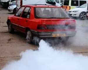 Humo blanco escape coche