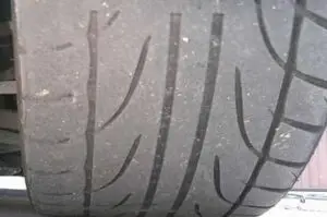 Desgaste normal parte interior, debido a una mayor caída negativa